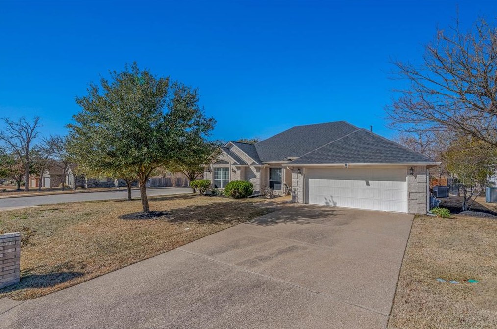 1801 Gray Stone Dr, Bryan, TX 77807-2620