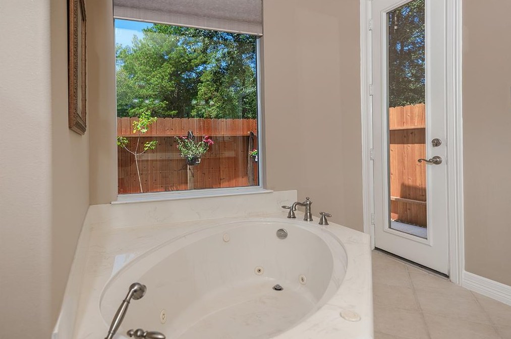 10841 Lk Frst Dr, Conroe TX 77384-3247 exterior