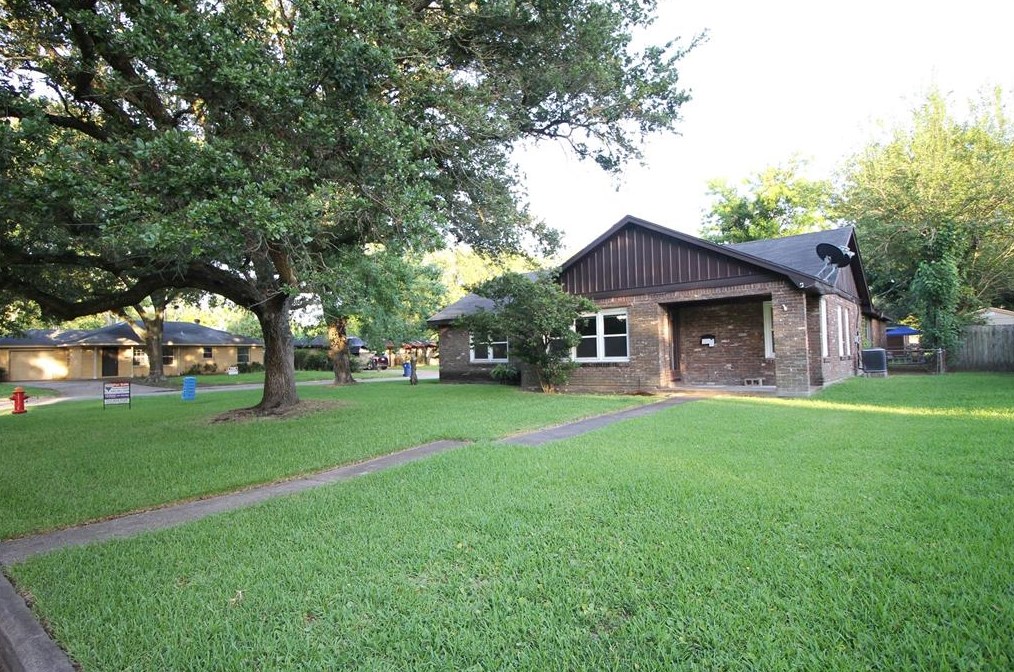 5001 Post Oak Ln, Texas City, TX 77591