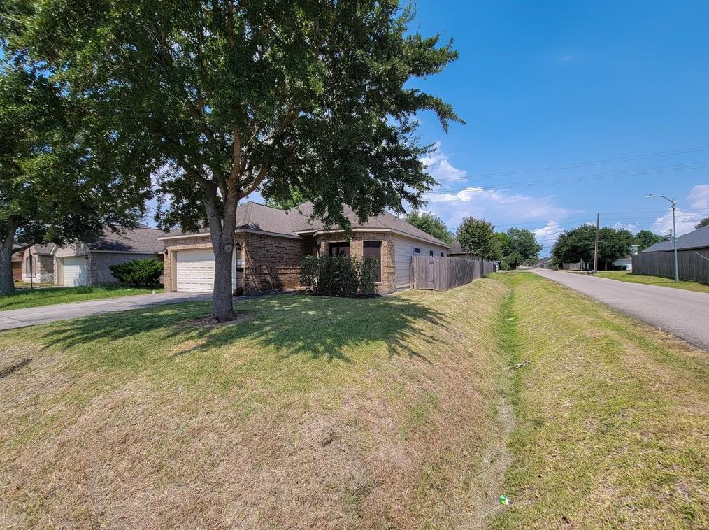 7923 Lawler St, Houston, TX 77051-1305