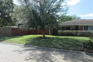 10614 Faircroft Dr, Houston, TX 77048 - Photo 2