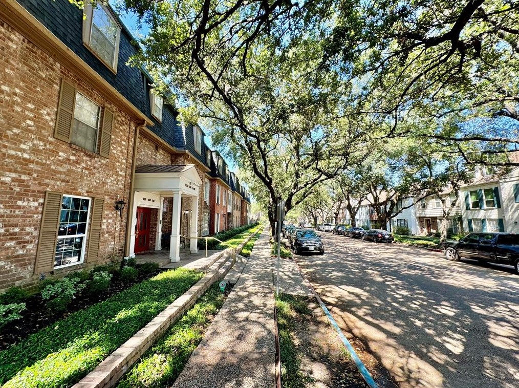 357 N Post Oak Ln Apt 209, Houston, TX 77024