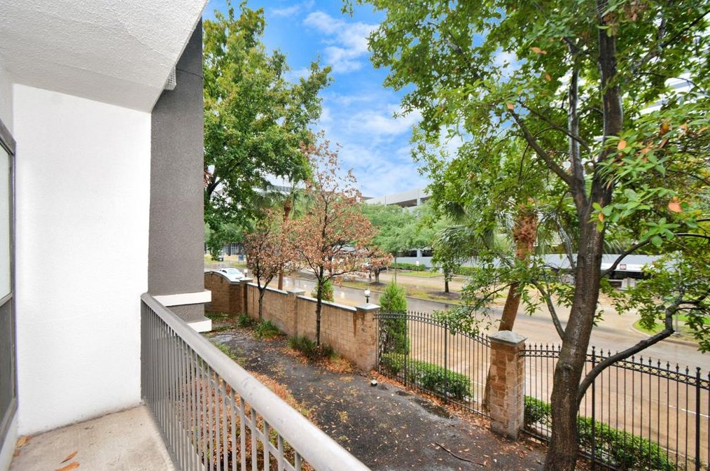 2300 Mccue Rd, Houston TX  77056-4633 exterior