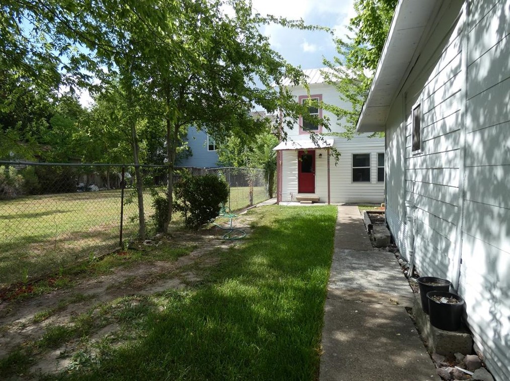 1125 W 16th St #1/2, Houston, TX 77008