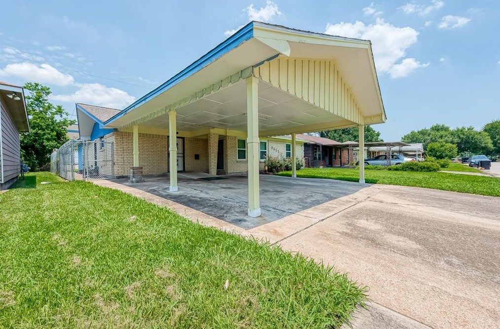 8655 Candy St, Houston, TX 77029-3348