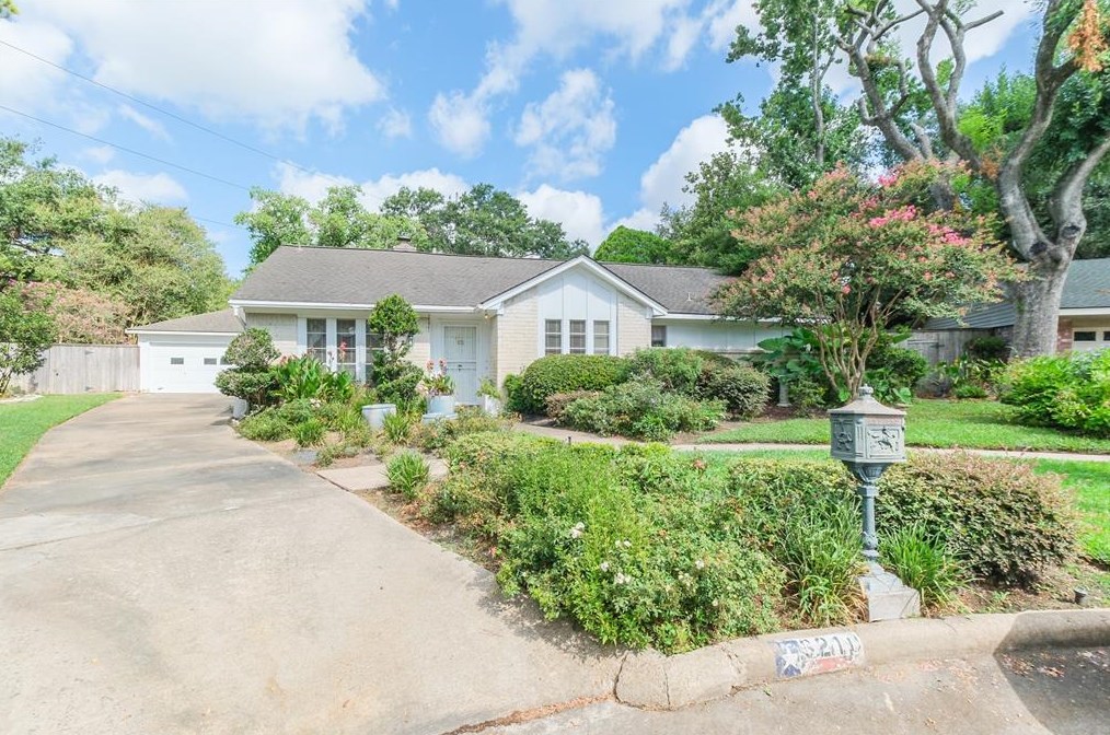 6210 Wagonwheel Cir, Houston, TX 77088-6514