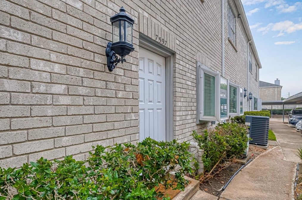 7597 Cambridge St, Houston, TX 77054