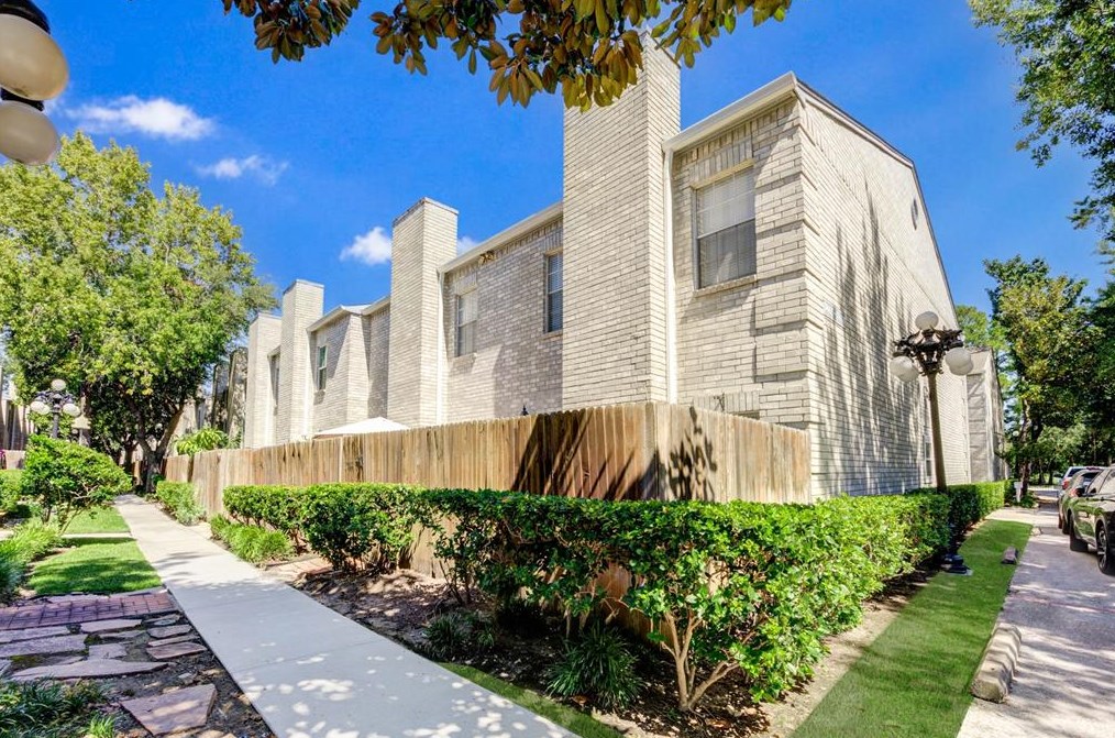 17471 Red Oak Dr, Houston, TX 77090-7701