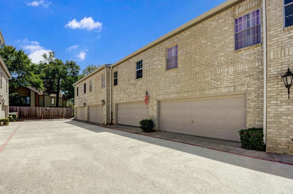 17471 Red Oak Dr, Houston TX 77090-7701 exterior