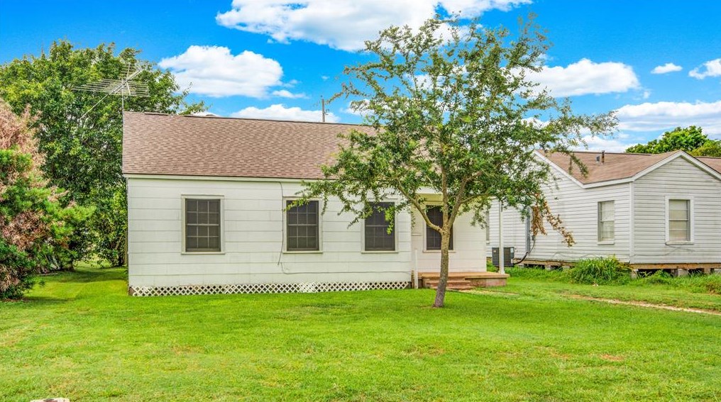 1407 N Avenue F, Jones Creek, TX 77541