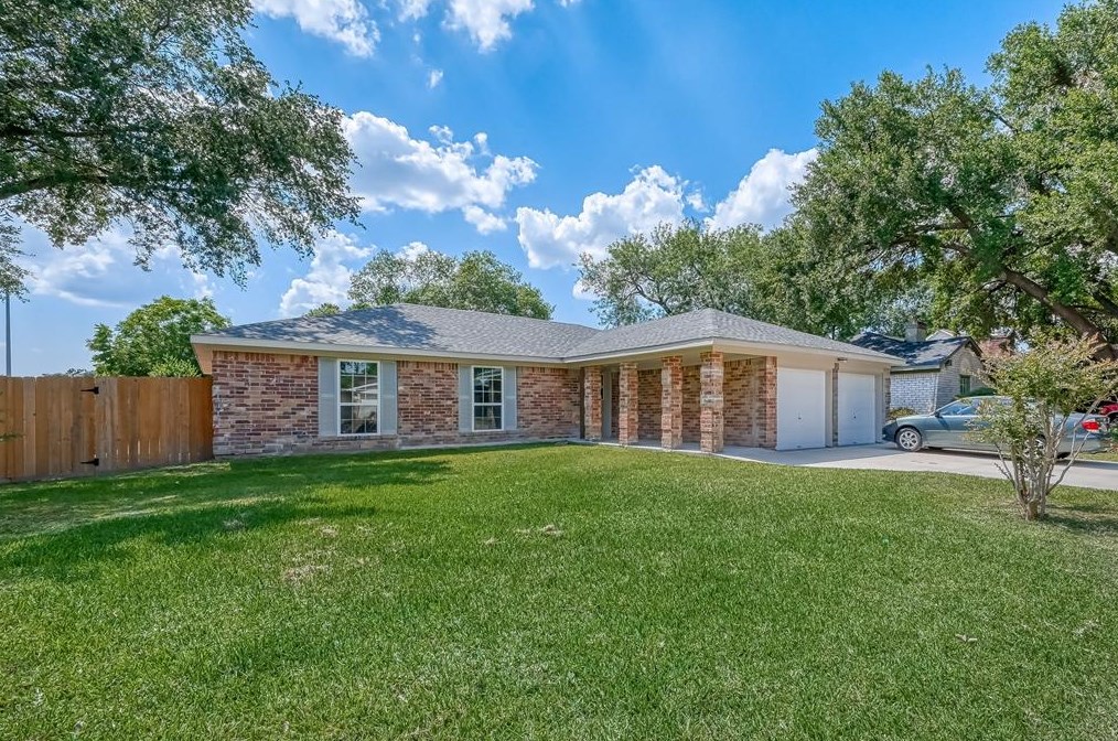 10622 Huntington Point Dr, Houston, TX 77099-4402