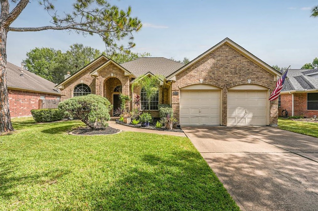 124 Crimson Bay Dr, League City, TX 77573-4380