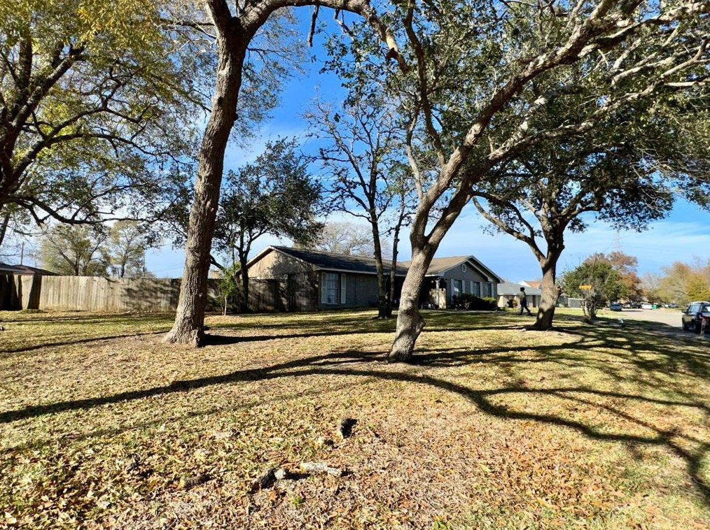 706 Scenic Dr, Baytown, TX 77521-4045