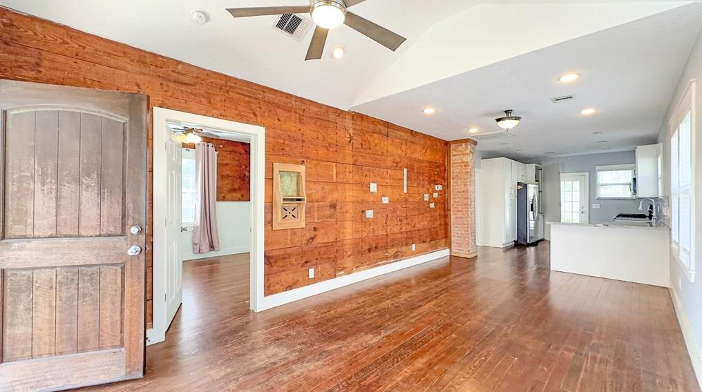 105 N Eastwood St, Houston, TX 77011