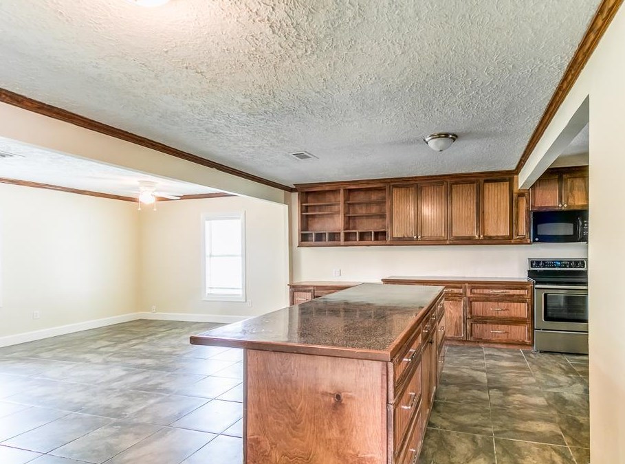 1002 14th Ave N, Texas City, TX 77590