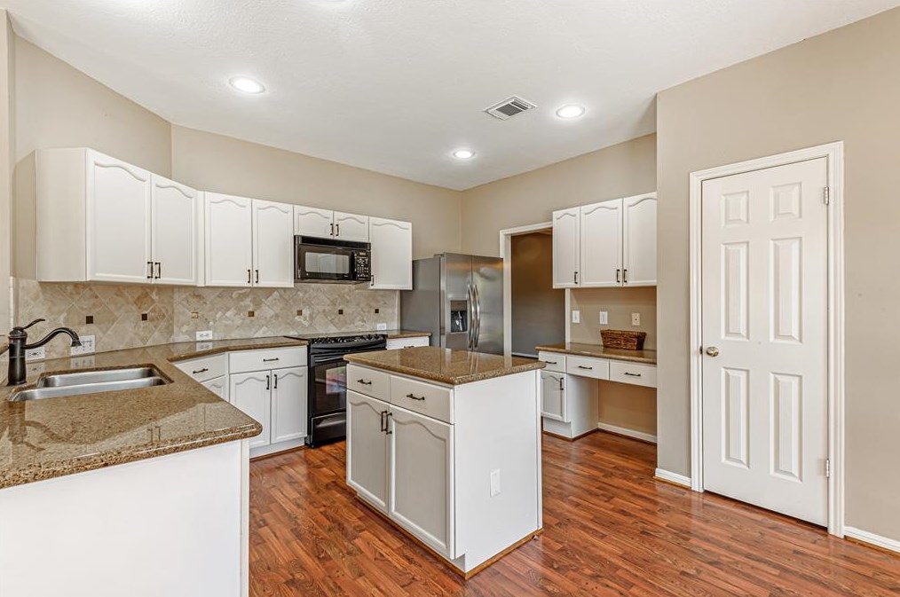 207 Meadows Ct, Sugar Land TX  77479-5130 exterior