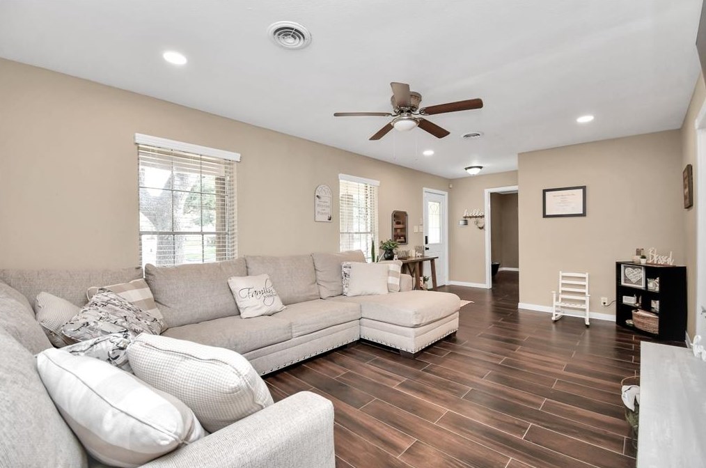 10263 Old Orchard Rd, Morgans Point, TX 77571