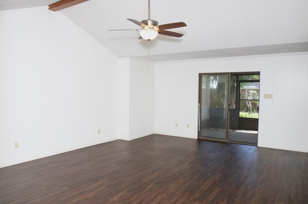 229 Edgewater Dr, West Columbia, TX 77486