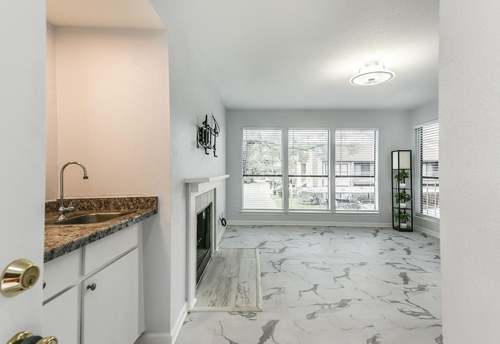 6633 W Airport Blvd Apt 1102, Houston, TX 77035