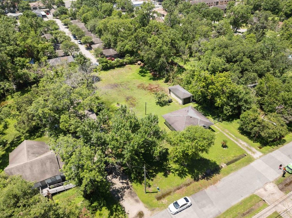 310 Walthall Dr, Houston, TX 77022-2824