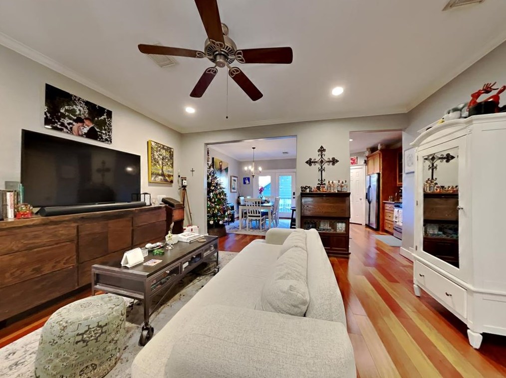 1027 W 15th 1/2 St, Houston, TX 77008