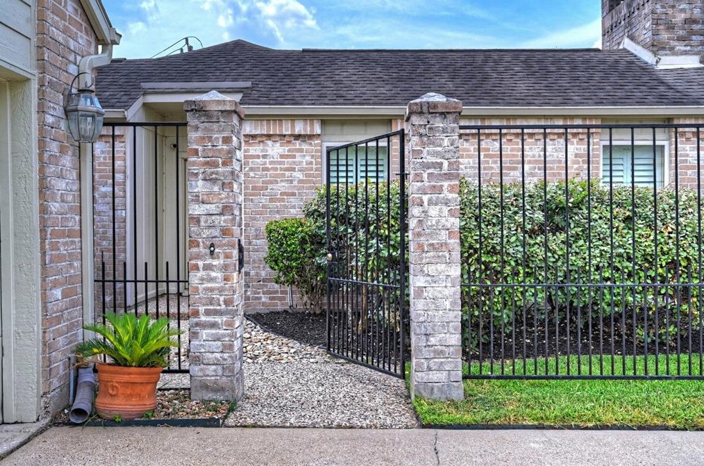 2731 Country Club Blvd, Sugar Land, TX 77478