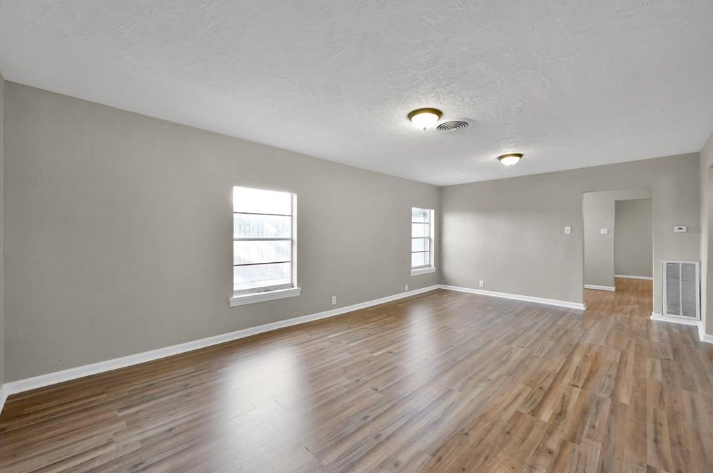 2517 Avenue Of Oaks St, Houston TX  77026-2203 exterior