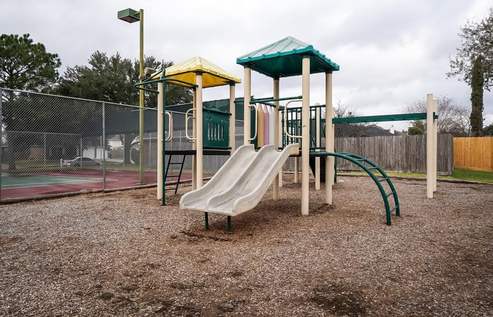 15902 Mission Glen Dr, Houston TX  77083-5382 exterior