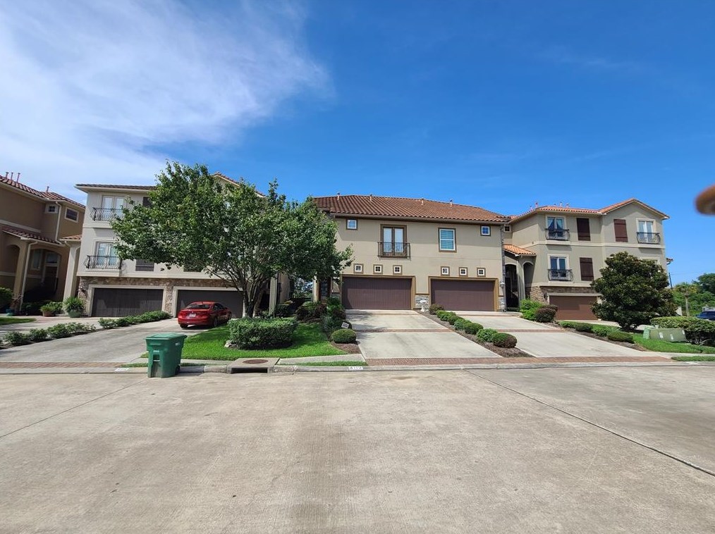 4112 Boardwalk Blvd, Taylor Lake Village, TX 77586