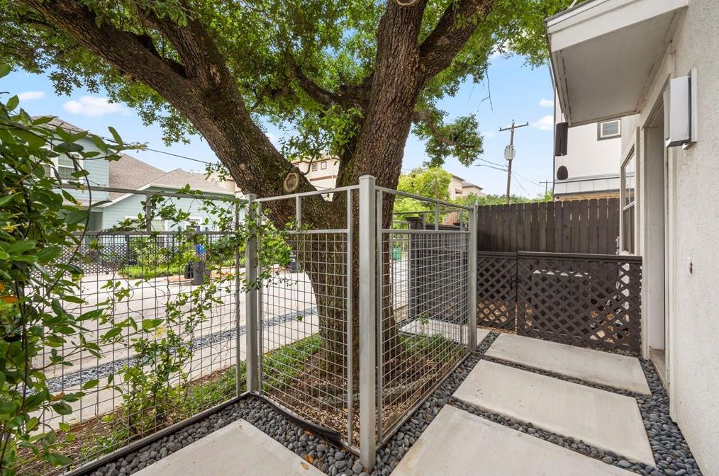 1808 Oakdale St, Houston, TX 77004-3082