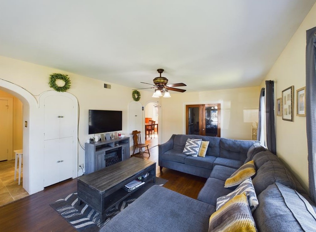 4927 Crockett Blvd, Galveston, TX 77551-5663