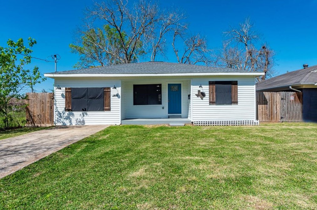 2620 Boss St, La Marque, TX 77568