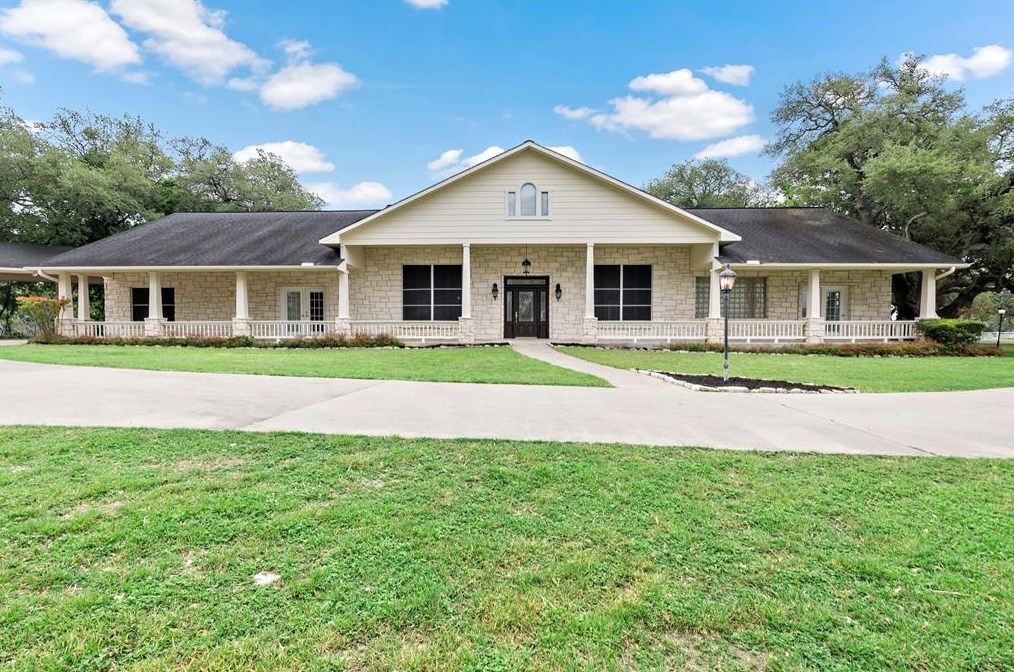 108 Memorial Dr, Novohrad, TX 77975-4584
