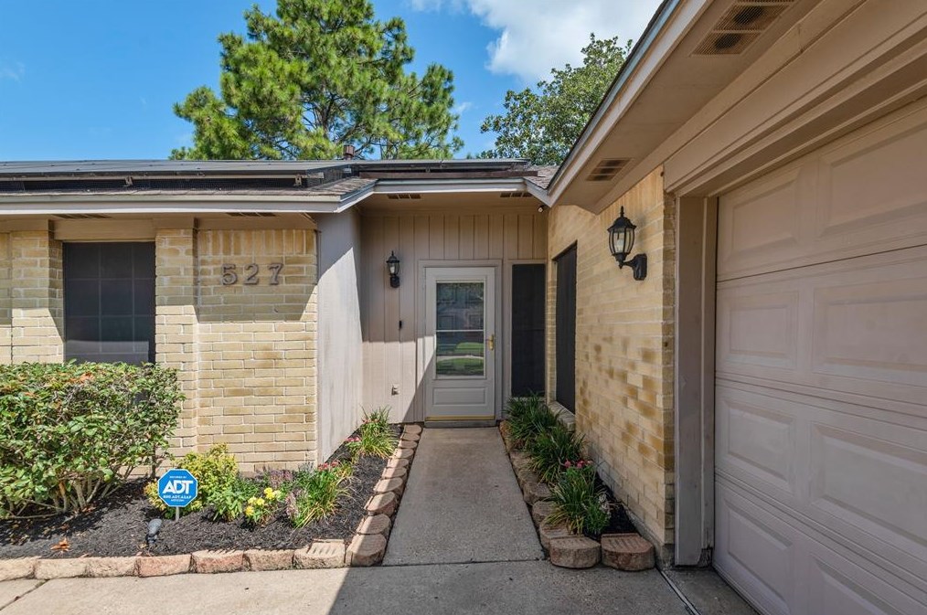 527 Tresvant Dr, Houston, TX 77598-2017