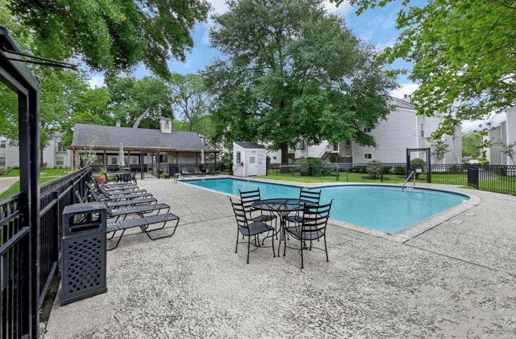 9809 Richmond Ave, Houston TX  77042-4563 exterior