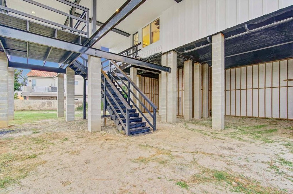 2522 Baycrest Dr, Houston TX  77058-3704 exterior
