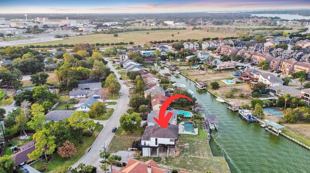 2522 Baycrest Dr, Houston TX  77058-3704 exterior