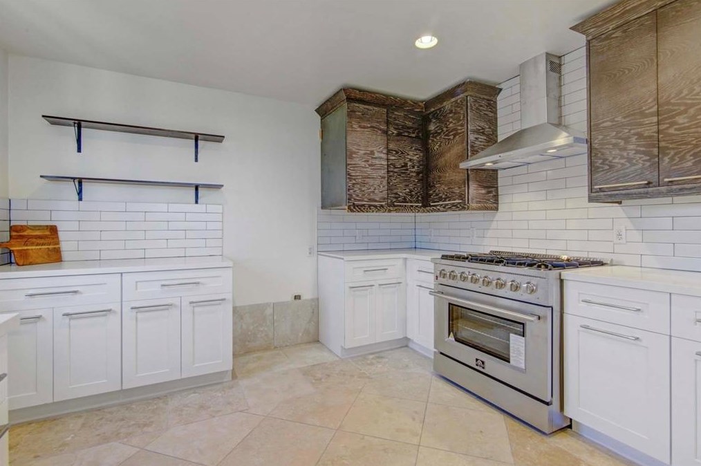 2522 Baycrest Dr, Houston TX  77058-3704 exterior