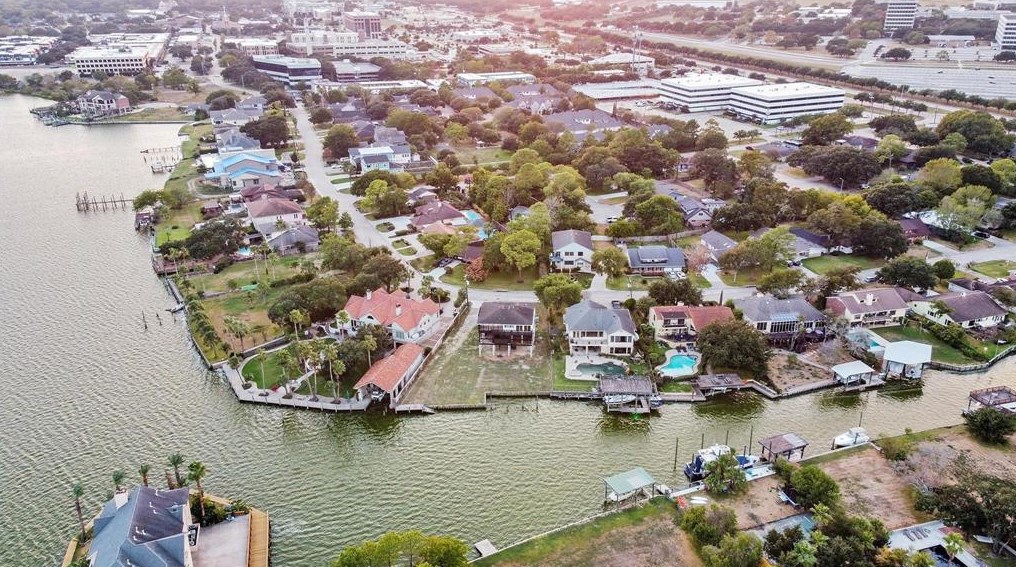 2522 Baycrest Dr, Houston TX  77058-3704 exterior