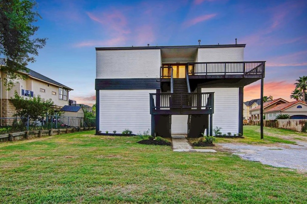 2522 Baycrest Dr, Houston TX  77058-3704 exterior
