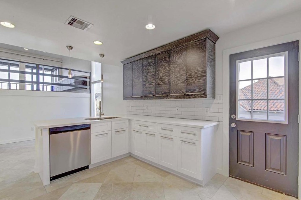 2522 Baycrest Dr, Houston TX  77058-3704 exterior