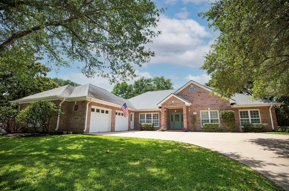 200 Duerr, Bellvue, TX 77418