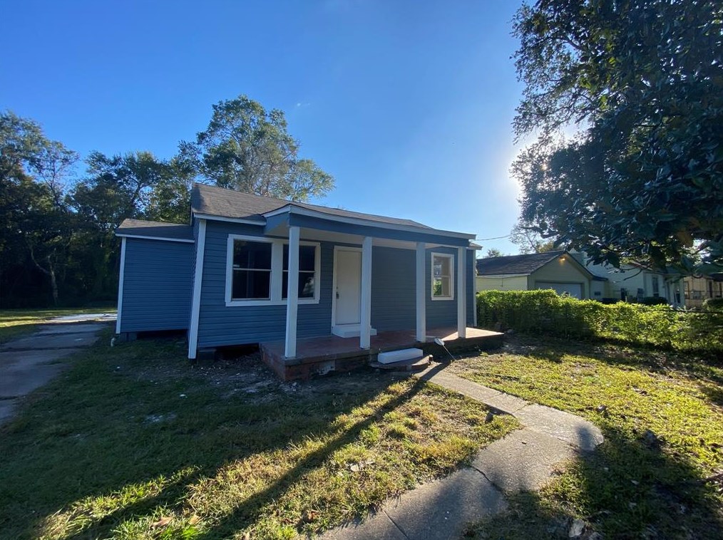1303 S Hart Ave, Orange, TX 77630