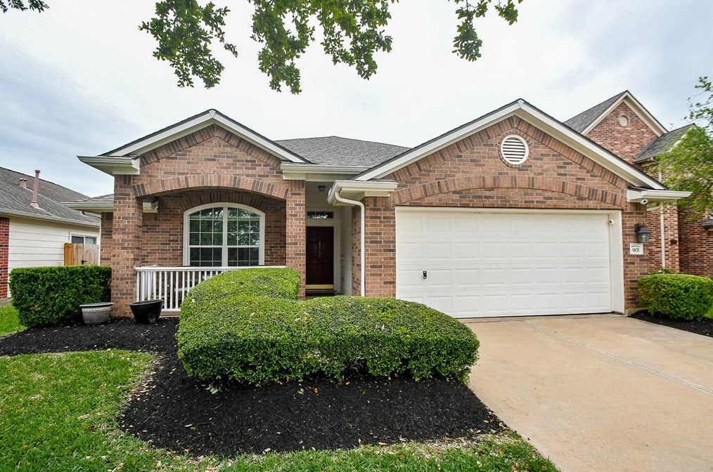 901 Schooner Cove Ln, League City, TX 77573