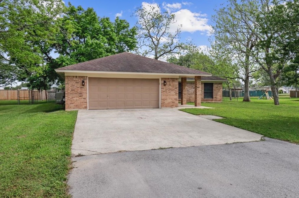 218 San Saba St, Richwood, TX 77531-2620