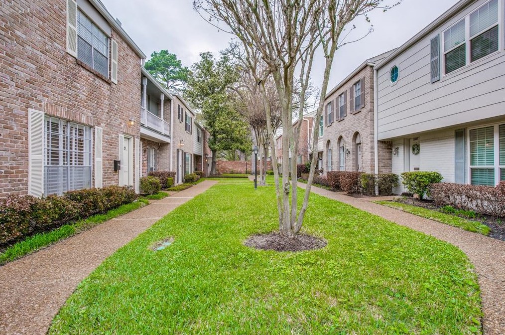 12629 Huntingwick Dr, Houston, TX 77024