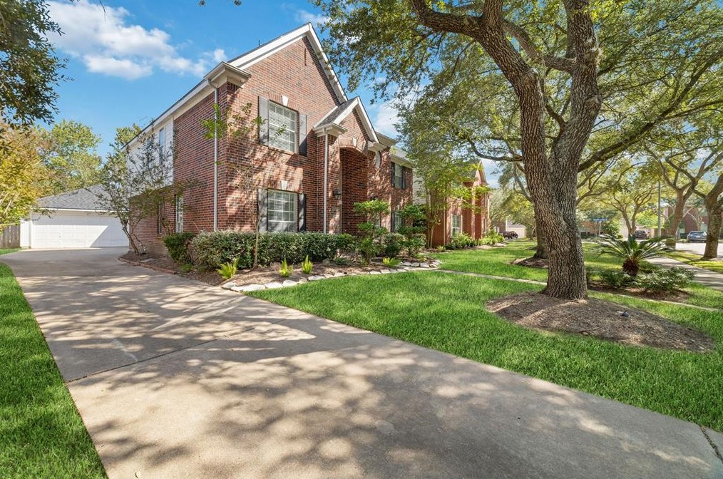 2439 Plantation Bend Dr, Sugar Land, TX 77478-5484