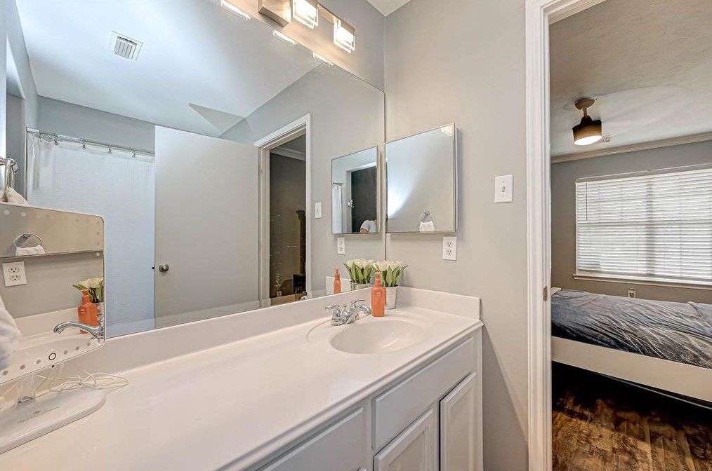 2614 Royal Blue Dr, Houston TX  77088-3341 exterior