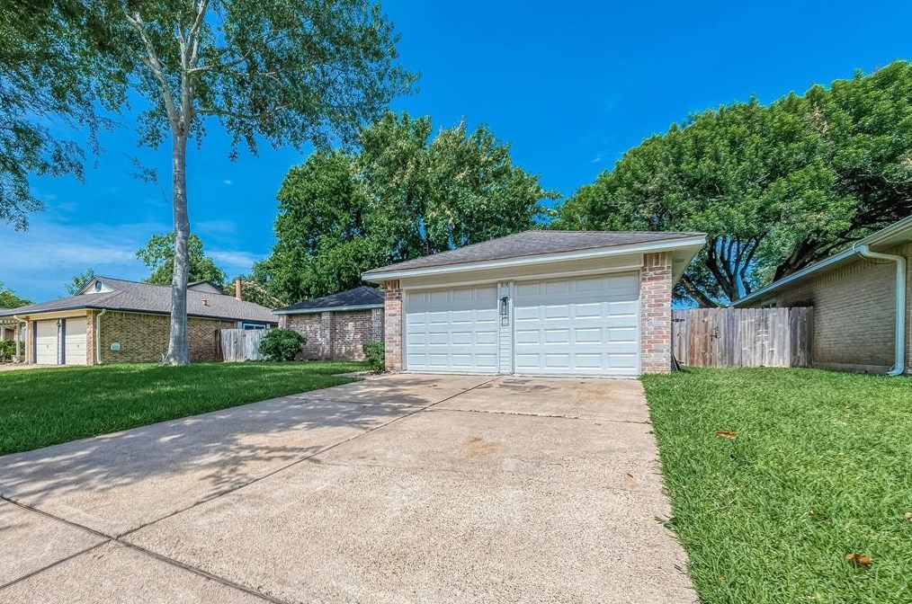 818 Lodge Ln, Richmond, TX 77406-2382