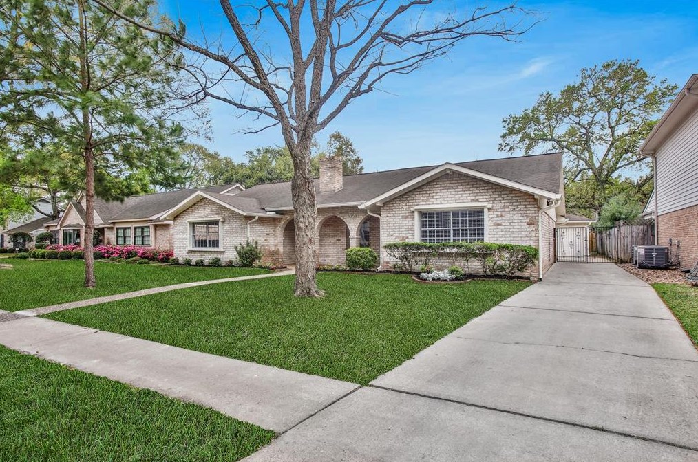 1059 Richelieu Ln, Houston, TX 77018